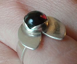 Bague-grenat